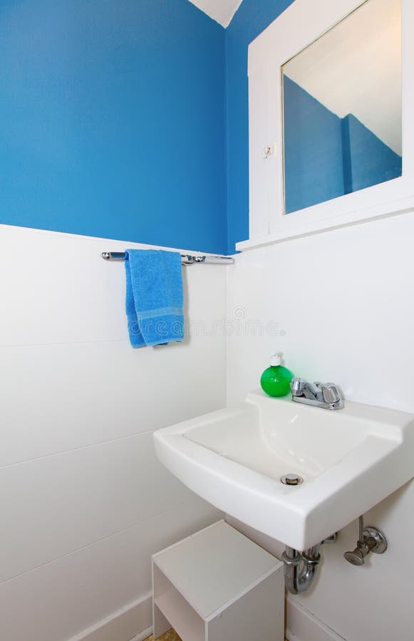 Kleines Blaues Badezimmer Mit Hellgrauem Blau. Stockfoto - Bild von