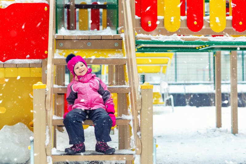 Kleines, zartes, kaukasisches Kind, das sich auf einer Treppe auf einem mit Kinderspielplatz bedeckten Kinderspielplatz amüsiert lizenzfreie stockfotografie Kleines, zartes, kaukasisches Kind, das sich auf einer Treppe auf einem mit Kinderspielplatz bedeckten Kinderspielplatz amüsiert lizenzfreie stockfotografie