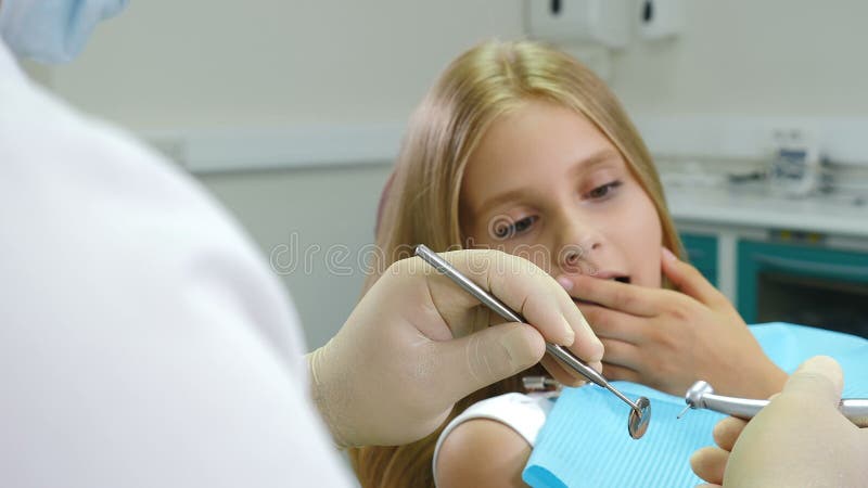 Kleines ängstes Mädchen im Zahnarztbüro Gesundheit und zahnärztliche Versorgung Abschluss des Zahnarztes mit Bohrer und Spiegel i stock video