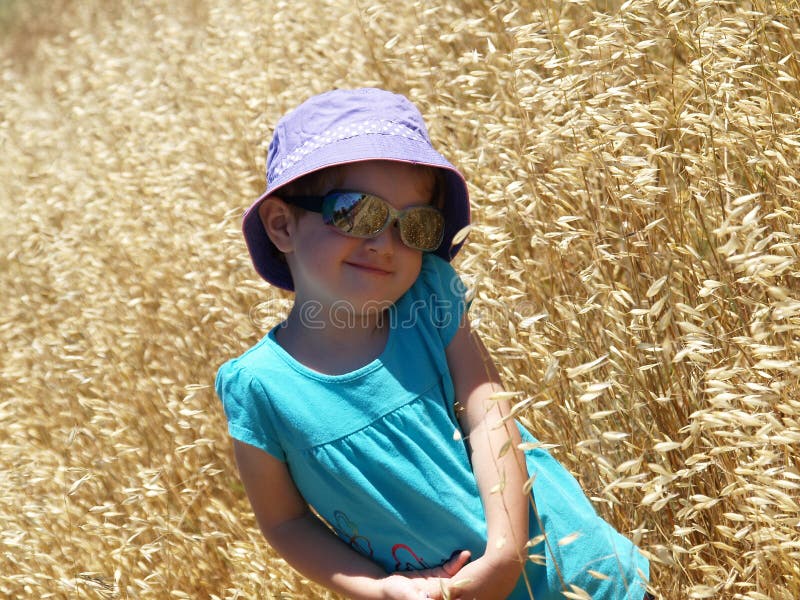 Kleinkind auf dem Weizengebiet