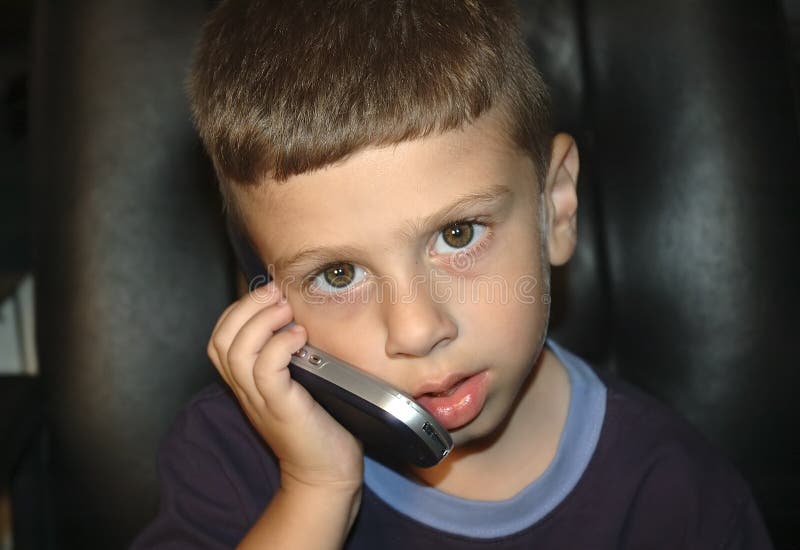 Kleinkind auf Mobiltelefon lizenzfreie stockbilder Kleinkind auf Mobiltelefon lizenzfreie stockbilder