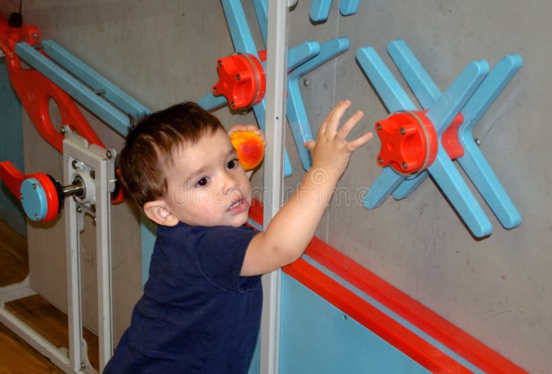 Kleinkind, das an einem Museum der Kinder spielt und lernt lizenzfreie stockbilder Kleinkind, das an einem Museum der Kinder spielt und lernt lizenzfreie stockbilder