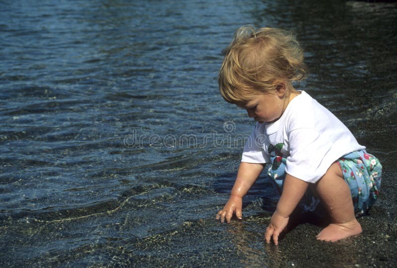 Kleinkind, das im Wasser spielt stockfoto Kleinkind, das im Wasser spielt stockfoto
