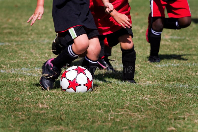 Kleinkind-Fußball-Spiel lizenzfreies stockbild Kleinkind-Fußball-Spiel lizenzfreies stockbild