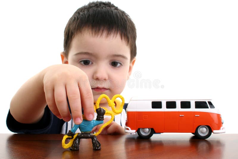 Kleinkind-Junge, der mit Spielwaren spielt stockfotos Kleinkind-Junge, der mit Spielwaren spielt stockfotos