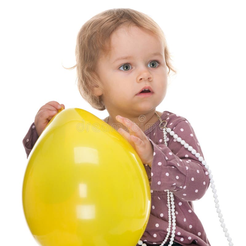 Kleinkind und ein gelber Ballon stockbilder Kleinkind und ein gelber Ballon stockbilder