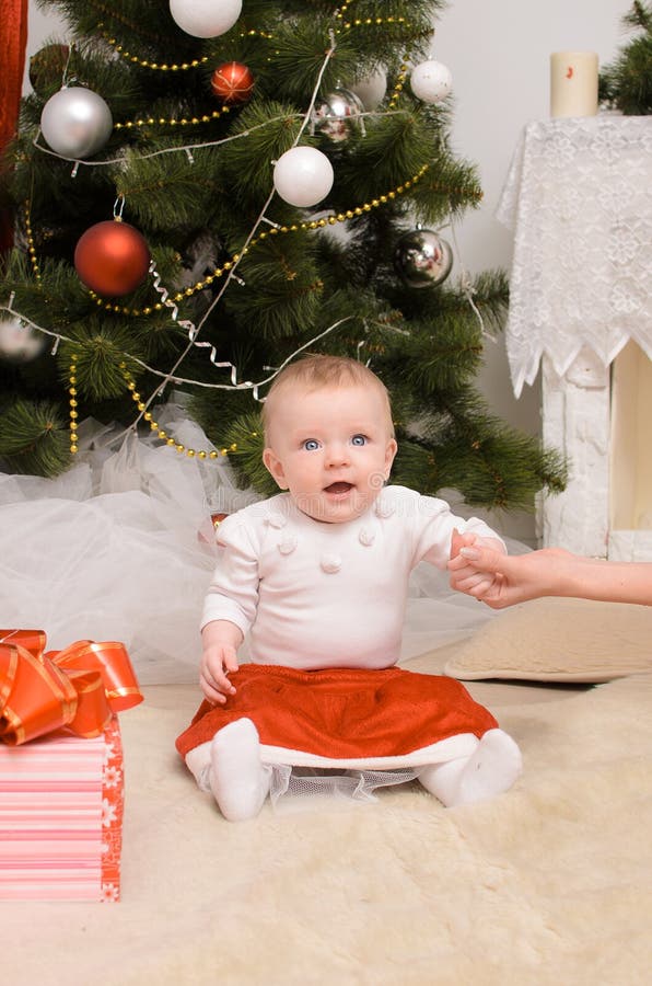 Kleinkindbaby im Weihnachtsinnenraum lizenzfreies stockfoto Kleinkindbaby im Weihnachtsinnenraum lizenzfreies stockfoto