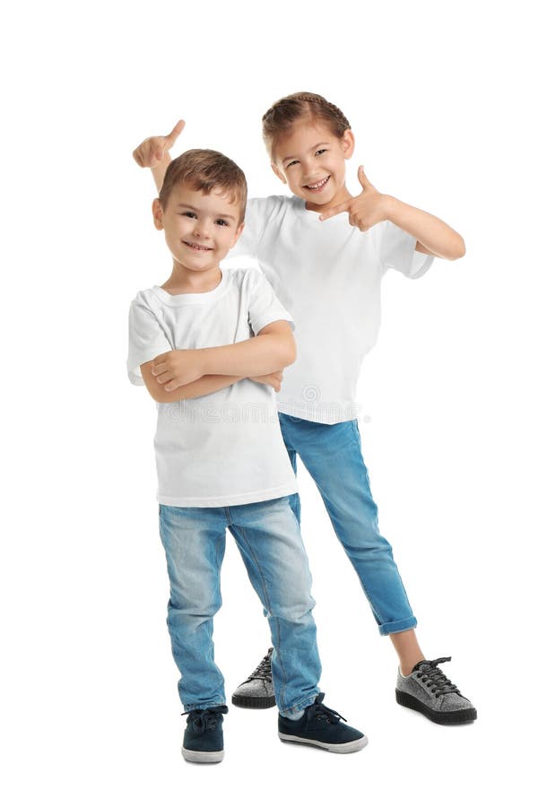 Kleinkinder in den T-Shirts auf weißem Hintergrund lizenzfreies stockbild Kleinkinder in den T-Shirts auf weißem Hintergrund lizenzfreies stockbild