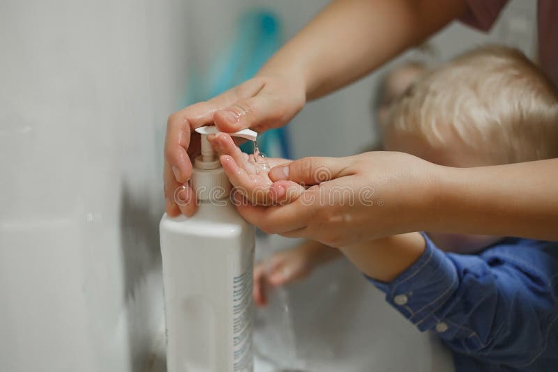 Kleinkinder waschen sich die Hände in einem Waschtisch im Kindergarten Konzept der Hygiene, der beruflichen Kinderbetreuung