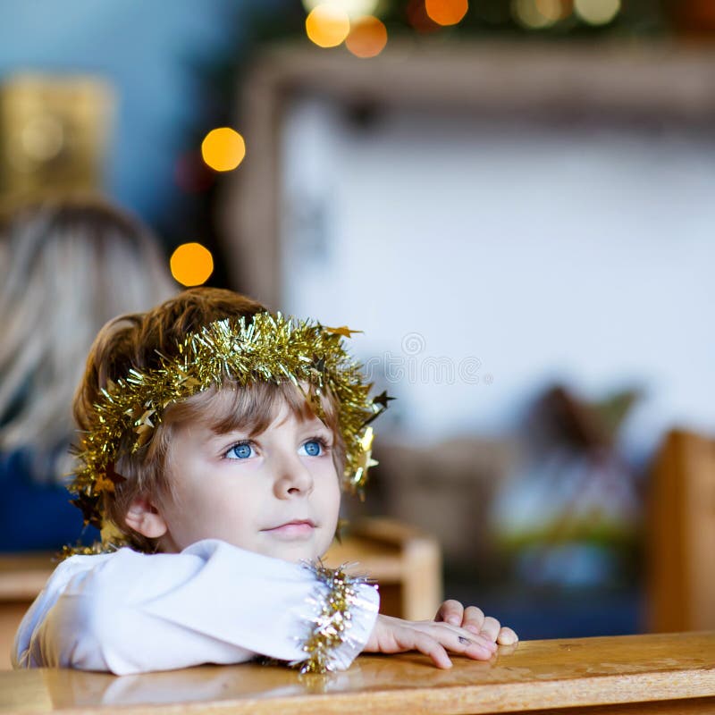 Kleinkindjunge, Der Einen Engel Der Weihnachtsgeschichte In Der Kirche