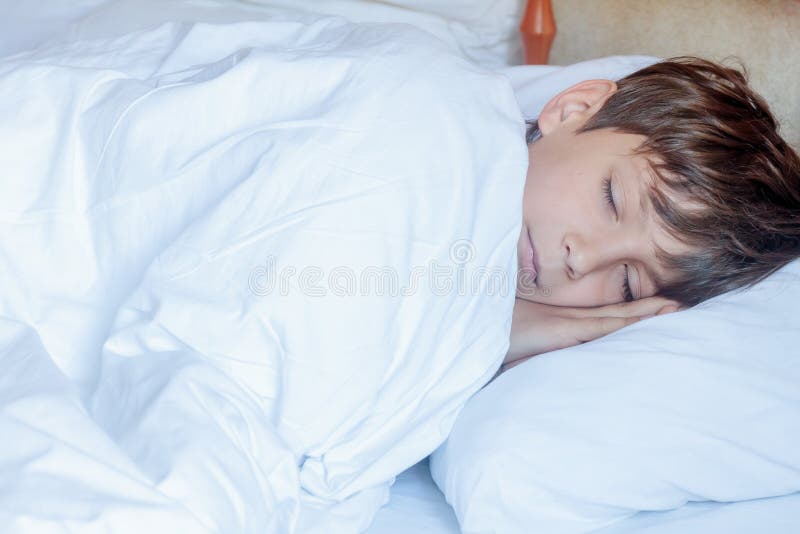 Kleinkindjunge Der Zu Hause Im Bett Schlaft Stockbild Bild Von Bett Kleinkindjunge 77948713