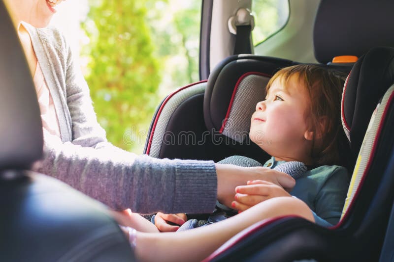 Kleinkindmädchen in ihrem Autositz stockbild Kleinkindmädchen in ihrem Autositz stockbild