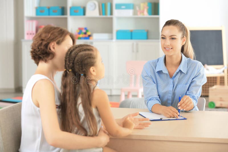 Kleinkindpsychologe, der mit Familie im Büro arbeitet lizenzfreie stockbilder Kleinkindpsychologe, der mit Familie im Büro arbeitet lizenzfreie stockbilder