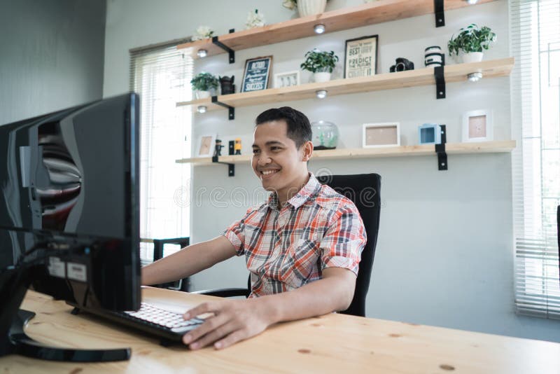 Kleinunternehmeninhaber, der in seinem kompakten Büro arbeitet stockfoto