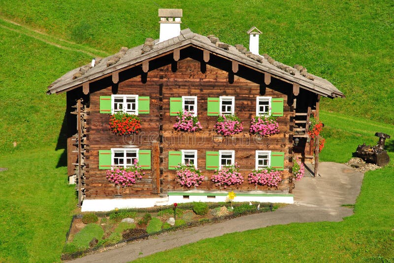 Kleinwalsertal χαρακτηριστικός σπιτι στοκ εικόνες