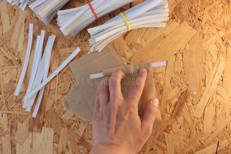 Klemband voor document zakken die, verpakken hoe te kraftpapier-document zak, een geleidelijke fotoreeks te sluiten stock afbeeldingen Klemband voor document zakken die, verpakken hoe te kraftpapier-document zak, een geleidelijke fotoreeks te sluiten stock afbeeldingen