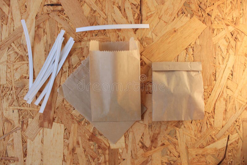 Klemband voor document zakken die, verpakken hoe te kraftpapier-document zak, een geleidelijke fotoreeks te sluiten stock foto Klemband voor document zakken die, verpakken hoe te kraftpapier-document zak, een geleidelijke fotoreeks te sluiten stock foto