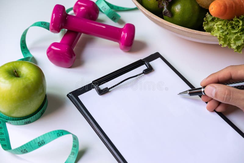 Klembord met gezond fruit, groente en meetlint op voedingsleer-bureau dieet royalty-vrije stock afbeeldingen Klembord met gezond fruit, groente en meetlint op voedingsleer-bureau dieet royalty-vrije stock afbeeldingen