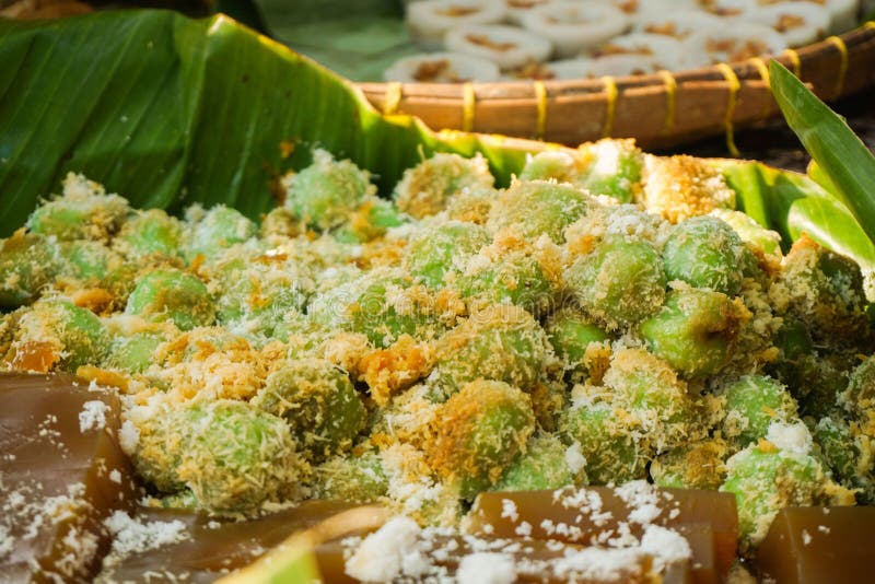 Klepon con zucchero di palma dolce con l'alimento tradizionale di colore marrone e verde dall'Asia fotografia stock libera da diritti Klepon con zucchero di palma dolce con l'alimento tradizionale di colore marrone e verde dall'Asia fotografia stock libera da diritti