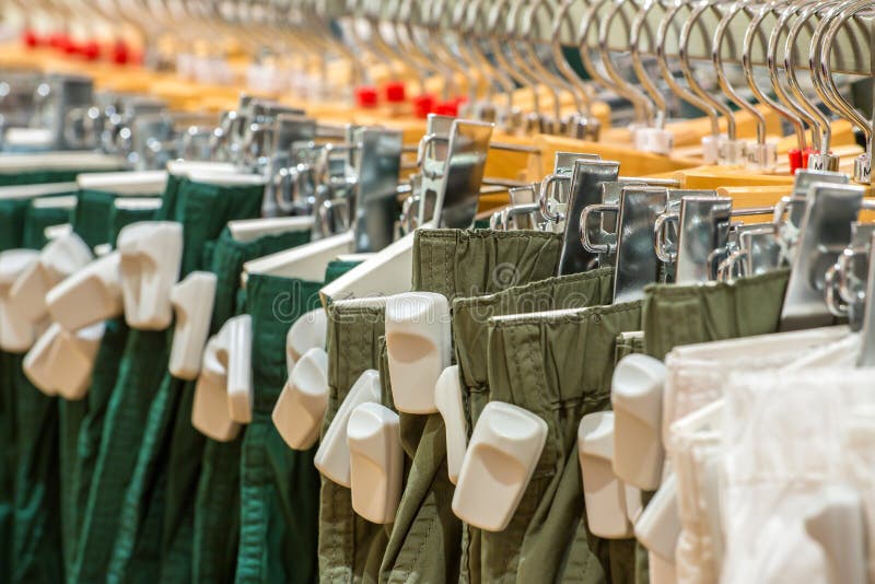 Kleren in de opslag met de anti-diefstal markeringen van EAS stock foto's Kleren in de opslag met de anti-diefstal markeringen van EAS stock foto's