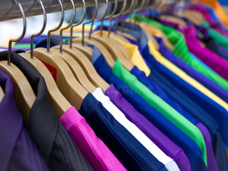 Kleren op hangers royalty-vrije stock afbeeldingen Kleren op hangers royalty-vrije stock afbeeldingen