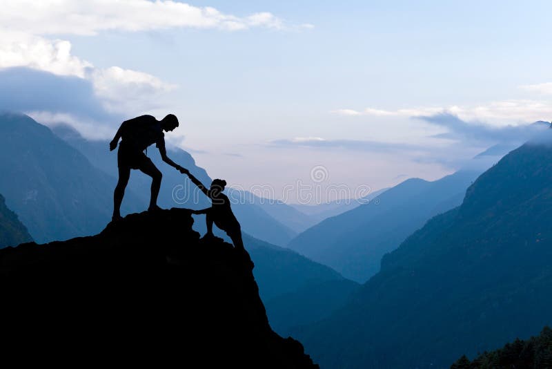 Kletternde Handreichung der Teamwork-Paare