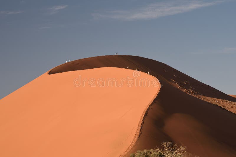 Kletternde Leute, Düne 45, eins die großen Dünen von Sossusvlei, Namibia stockfotos Kletternde Leute, Düne 45, eins die großen Dünen von Sossusvlei, Namibia stockfotos