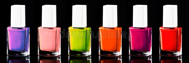 Kleuren van het nagellak de heldere die neon van rood aan ultraviolet, op zwarte, banner wordt geïsoleerd stock afbeeldingen Kleuren van het nagellak de heldere die neon van rood aan ultraviolet, op zwarte, banner wordt geïsoleerd stock afbeeldingen