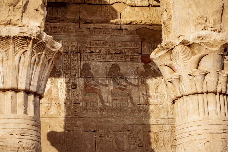 Kleurenhiërogliefen bij de Tempel van Horus - Edfu in oud Egypte Idfu, Edfou, Behdet royalty-vrije stock foto Kleurenhiërogliefen bij de Tempel van Horus - Edfu in oud Egypte Idfu, Edfou, Behdet royalty-vrije stock foto