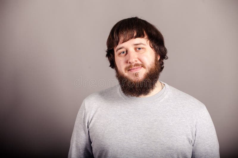 Kleurenportret van de baardmens op de grijze achtergrond van Th stock afbeelding Kleurenportret van de baardmens op de grijze achtergrond van Th stock afbeelding