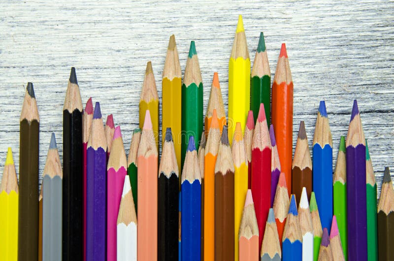 Kleurenpotloden op witte houten achtergrond stock afbeelding Kleurenpotloden op witte houten achtergrond stock afbeelding