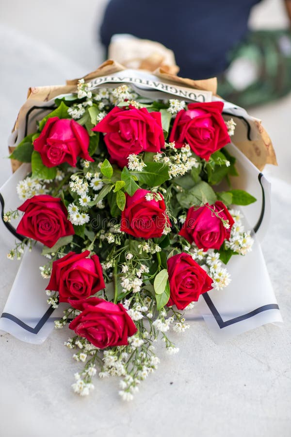 Kleurrijk boeket van verse bloemen tegen bakstenen muur Sluit omhoog van rode rozen royalty-vrije stock fotografie Kleurrijk boeket van verse bloemen tegen bakstenen muur Sluit omhoog van rode rozen royalty-vrije stock fotografie