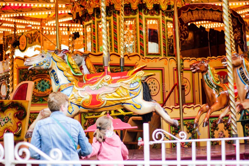 Kleurrijk carrouselpaard en meisje met oudere dame in een aantrekkelijkheid in York in September 2018 royalty-vrije stock fotografie Kleurrijk carrouselpaard en meisje met oudere dame in een aantrekkelijkheid in York in September 2018 royalty-vrije stock fotografie
