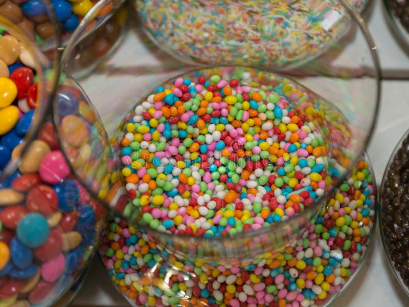 Kleurrijk Confettiensuikergoed binnen Transparante Glascontainer royalty-vrije stock afbeelding Kleurrijk Confettiensuikergoed binnen Transparante Glascontainer royalty-vrije stock afbeelding