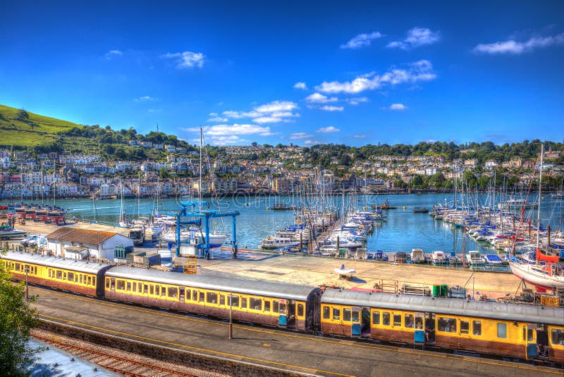 Kleurrijk geel treinvervoer door jachthaven met boten in HDR stock fotografie Kleurrijk geel treinvervoer door jachthaven met boten in HDR stock fotografie