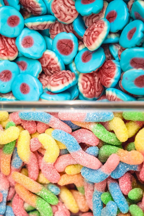 Kleurrijk helder suikergoed, de vreugde van kinderen De samenstelling van een verscheidenheid van chocolade in gewicht in dienbla stock fotografie Kleurrijk helder suikergoed, de vreugde van kinderen De samenstelling van een verscheidenheid van chocolade in gewicht in dienbla stock fotografie