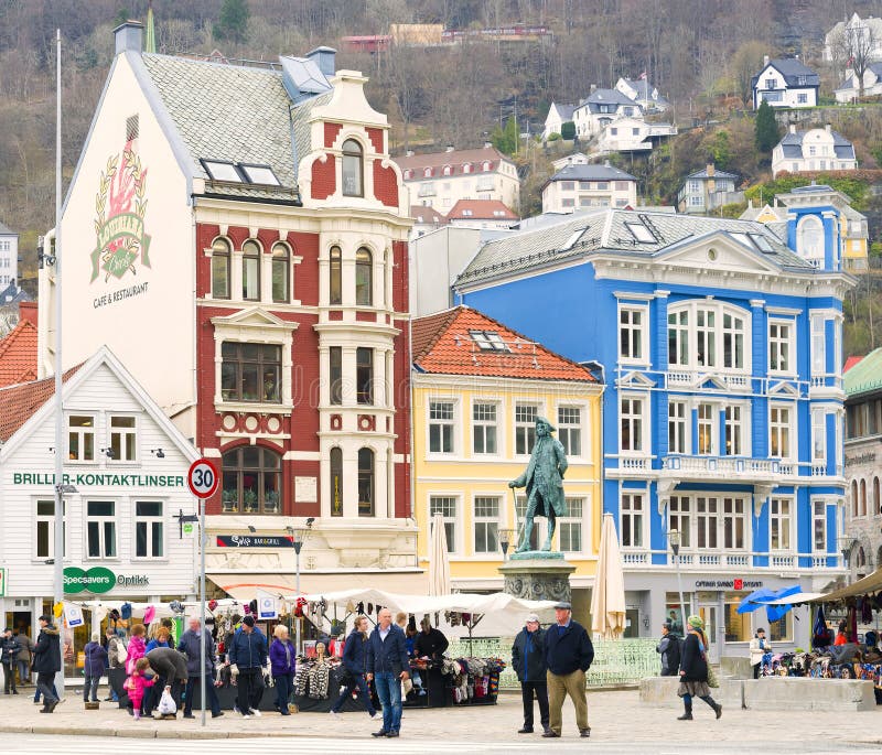 Kleurrijk het Winkelen Plein, Bergen Norway stock fotografie Kleurrijk het Winkelen Plein, Bergen Norway stock fotografie