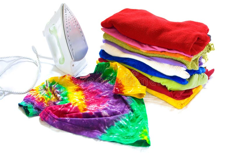 Kleurrijke kleding en een strijkijzer royalty-vrije stock foto