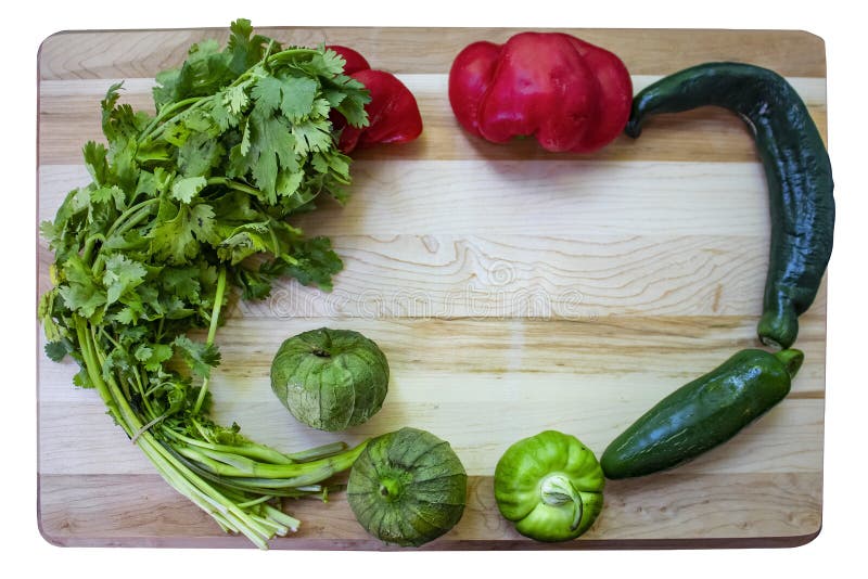 Kleurrijk salsakader - de Snijdende raad met koriander en tomatillos en de geassorteerde hete en paprika's schikten rond de kante royalty-vrije stock foto Kleurrijk salsakader - de Snijdende raad met koriander en tomatillos en de geassorteerde hete en paprika's schikten rond de kante royalty-vrije stock foto