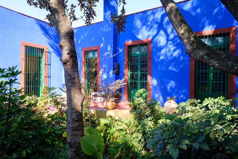 Kleurrijke binnenplaats in Frida Kahlo Museum in Mexico-City stock fotografie Kleurrijke binnenplaats in Frida Kahlo Museum in Mexico-City stock fotografie
