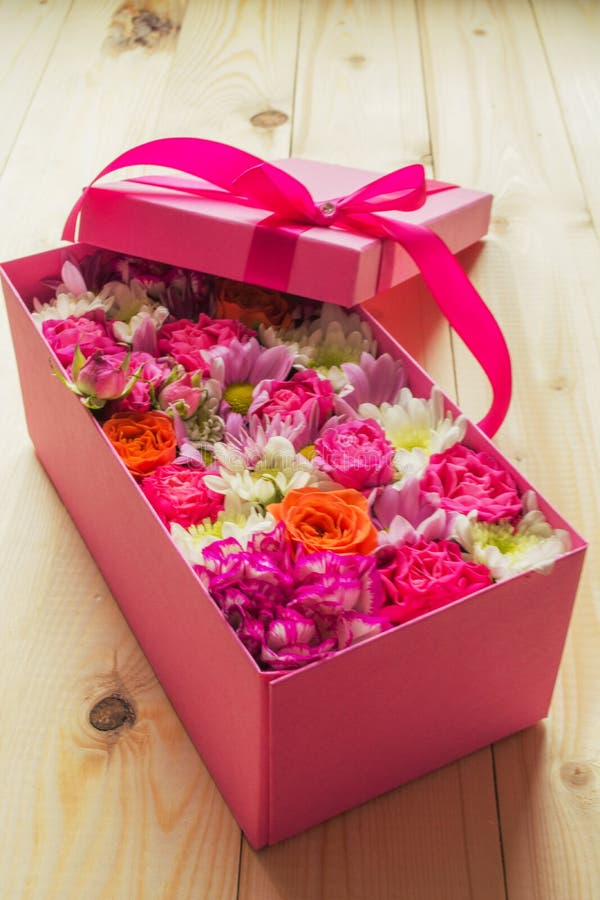 bloemen in doos stock foto. Image of elegantie - 50329500