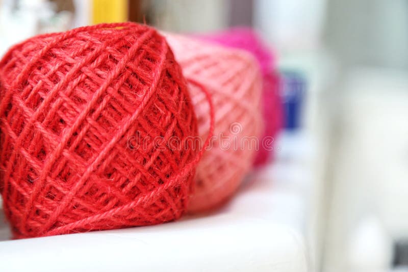 Kleurrijke breiend garenballen en naalden op witte lijst tegen vage achtergrond Sluit omhoog van multi gekleurde wollen ballen royalty-vrije stock afbeelding Kleurrijke breiend garenballen en naalden op witte lijst tegen vage achtergrond Sluit omhoog van multi gekleurde wollen ballen royalty-vrije stock afbeelding