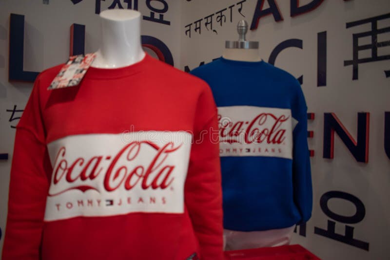 Kleurrijke Coca-colakleren door Tommy Hilfiger bij Premieafzet op Internationaal Aandrijvingsgebied 1 royalty-vrije stock foto's Kleurrijke Coca-colakleren door Tommy Hilfiger bij Premieafzet op Internationaal Aandrijvingsgebied 1 royalty-vrije stock foto's