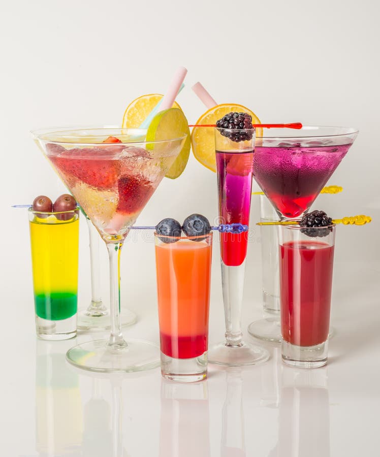 Kleurrijke die reeks dranken, kleurendrank met fruit, kleur wordt verfraaid royalty-vrije stock foto's Kleurrijke die reeks dranken, kleurendrank met fruit, kleur wordt verfraaid royalty-vrije stock foto's