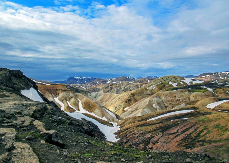 Kleurrijke die ryolietbergen met sneeuw op het geothermische gebied van Jokultungur, Laugavegur, Fjallabak-centraal Natuurreserva royalty-vrije stock foto Kleurrijke die ryolietbergen met sneeuw op het geothermische gebied van Jokultungur, Laugavegur, Fjallabak-centraal Natuurreserva royalty-vrije stock foto