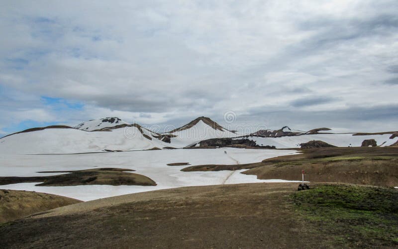 Kleurrijke die ryolietbergen met sneeuw op het geothermische gebied van Jokultungur, Laugavegur, Fjallabak-centraal Natuurreserva stock afbeelding Kleurrijke die ryolietbergen met sneeuw op het geothermische gebied van Jokultungur, Laugavegur, Fjallabak-centraal Natuurreserva stock afbeelding