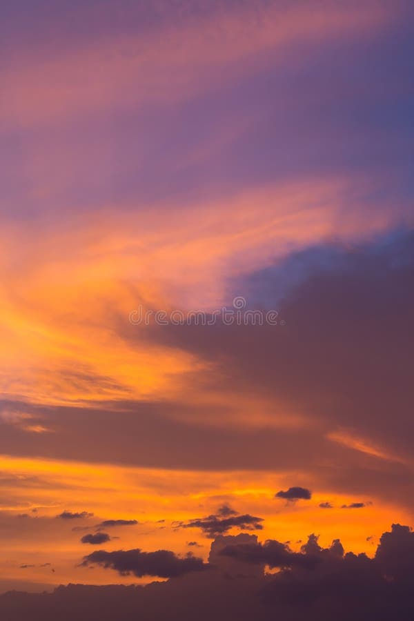 Kleurrijke dramatische zonsonderganghemel met oranje wolk, schemeringhemel stock foto's Kleurrijke dramatische zonsonderganghemel met oranje wolk, schemeringhemel stock foto's