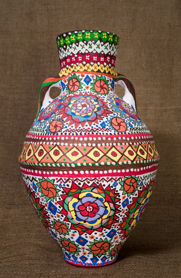 Kleurrijke Egyptenaar handcrafted artistieke overladen aardewerkkruik op juteachtergrond stock fotografie Kleurrijke Egyptenaar handcrafted artistieke overladen aardewerkkruik op juteachtergrond stock fotografie