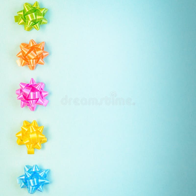Kleurrijke feestelijke decoratie op blauwe achtergrond stock afbeelding Kleurrijke feestelijke decoratie op blauwe achtergrond stock afbeelding