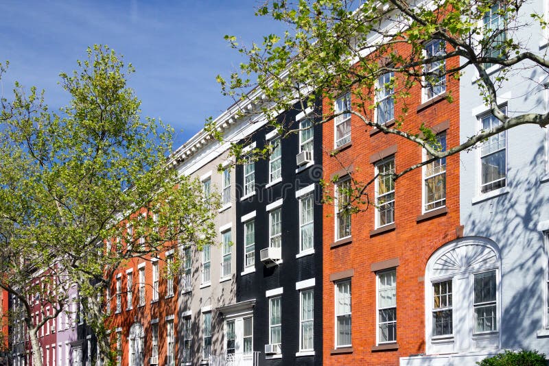 Kleurrijke flatgebouwen in het Dorp van Greenwich, de Stad van New York stock afbeeldingen Kleurrijke flatgebouwen in het Dorp van Greenwich, de Stad van New York stock afbeeldingen